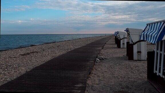 夏天在波罗的海海岸空旷的海滩上摆放着躺椅