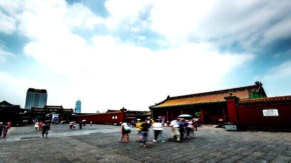 中国沈阳2014年8月1日:数百名游客前往中国沈阳的紫禁城
