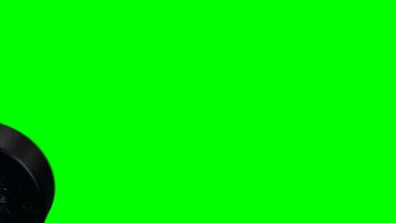 一套4个视频美丽的冰球在绿色屏幕上以慢动作击中摄像机曲棍球3d动画飞行冰球孤立阿尔法哑光体育