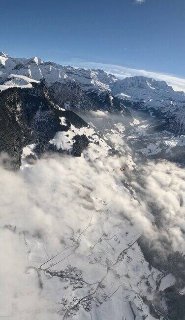 翼装飞行员翱翔在瑞士山脉景观