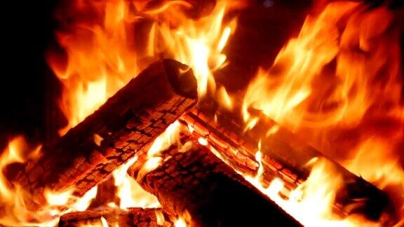 壁炉里燃烧的木头