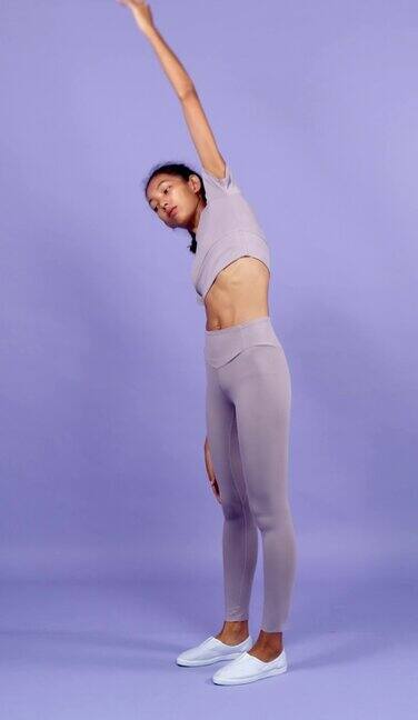 概念健身瑜伽运动锻炼年轻苗条的亚洲妇女穿非常佩里紫色套装连衣裙
