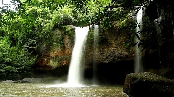 泰国KhaoYai国家公园的山楂瀑布