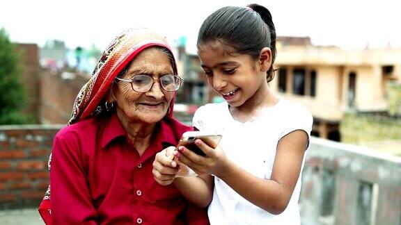 老奶奶和她的孙女玩手机