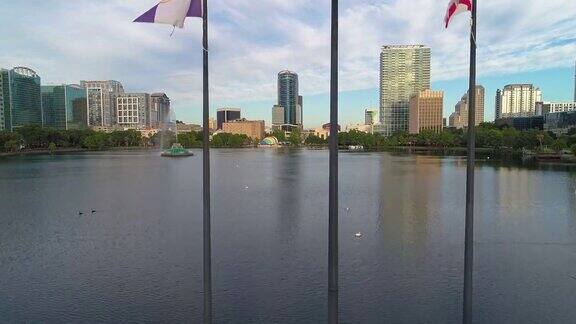清晨佛罗里达州奥兰多市的Eola湖上空奥兰多市中心的旗帜飘扬
