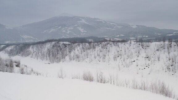 白雪覆盖的喀尔巴阡山脉鸟瞰图