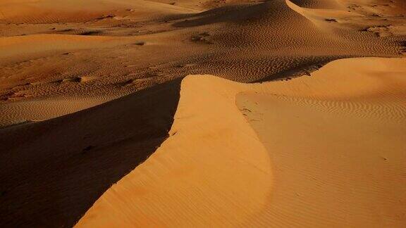空中拍摄的沙丘日出迪拜阿联酋