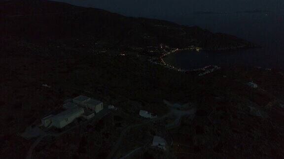 这是伊俄斯岛上的乔拉村的夜景