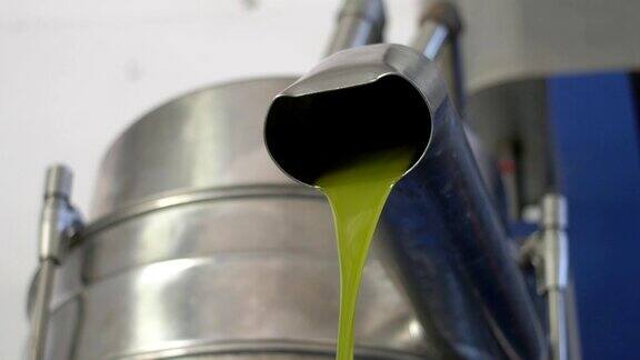近距离观察特级初榨橄榄油的流动意大利南部的橄榄油生产