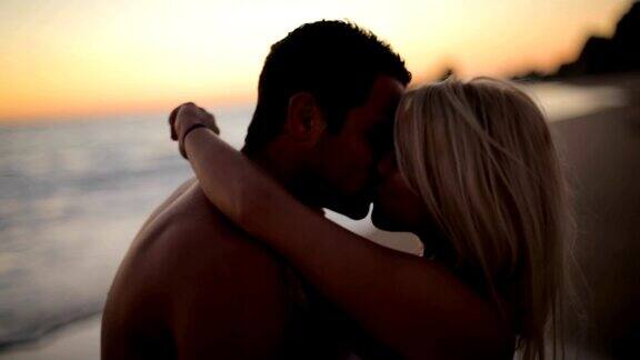 一对迷人的情侣在海滩上接吻
