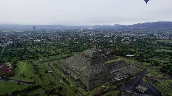 俯瞰金字塔周围的太阳在墨西哥特奥蒂瓦坎阴沉的一天-轨道无人机拍摄