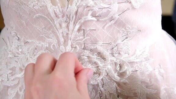手工缝制婚纱上的绣花图案