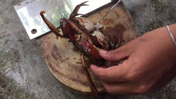 厨师把海蟹放在砧板上切