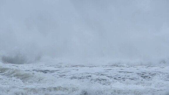 恶劣天气下的暴风雨海浪气旋飓风风