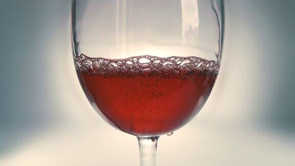 红酒倒入玻璃杯的创意宏慢动作视频玻璃杯与红葡萄酒的特写旧的复古风格与愉快轻微和柔软褪色