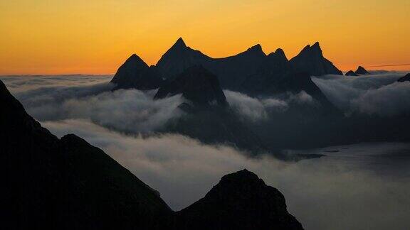 挪威罗浮敦岛夏季午夜太阳莱内布林根山