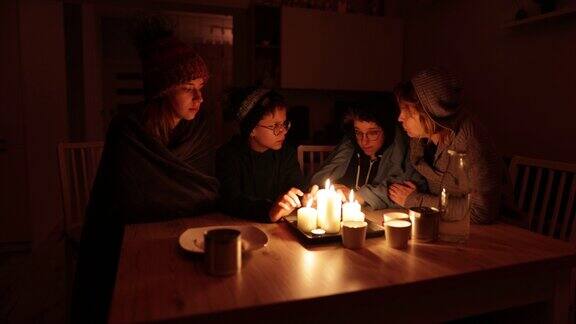 停电期间一家人围坐在蜡烛旁