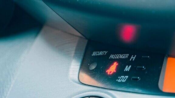 汽车仪表盘上的安全带警告灯