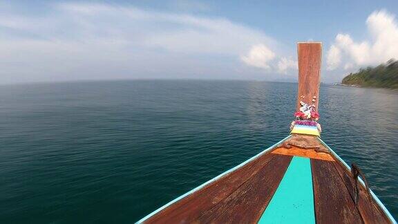 梦幻般小渔船的视角飘向热带岛屿