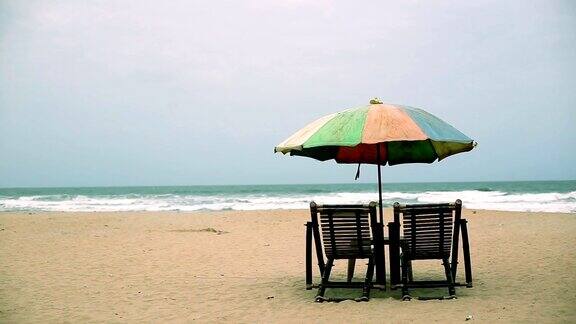 沙滩上的两把躺椅