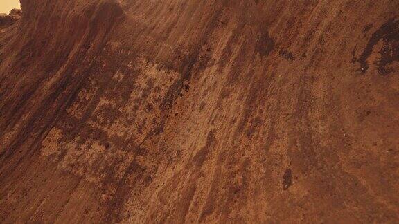 火星环境与沙漠气候山上覆盖着黄色的雾近距离观察岩石