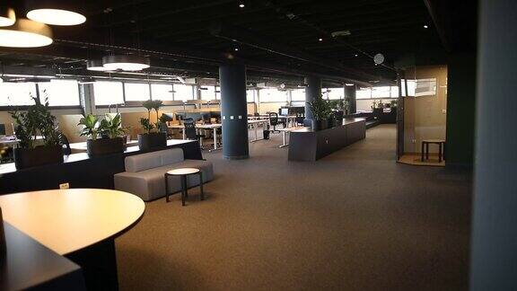 开放式办公室有工作站和电脑现代化的办公室内配备桌椅宽敞的工作环境