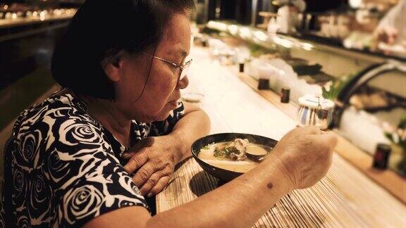 亚洲资深女子吃日本汤