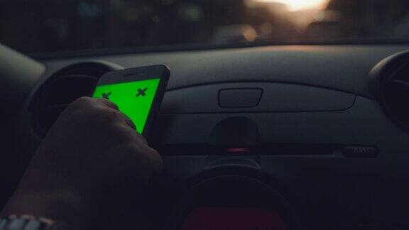 绿色屏幕人们旅行公路旅行与GPS技术在汽车