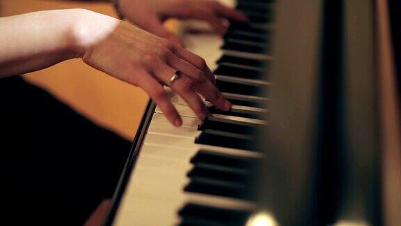 一个正在弹钢琴的女人的手