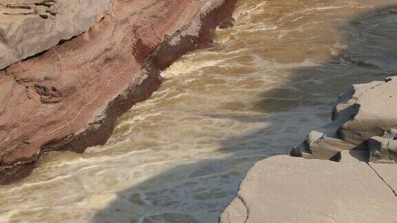 观赏黄河(黄河)旁边的壶口瀑布在宜川中国