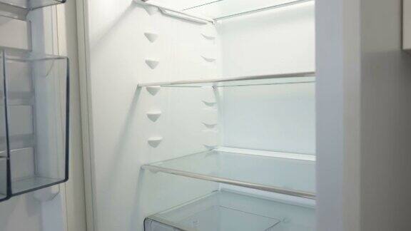 爱沙尼亚厨房里的空冰箱