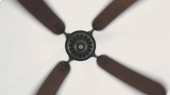 风扇在白色天花板上旋转空气流通关闭电动吊扇用于室内空气通风和冷却