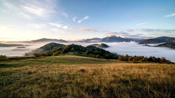 有雾的早晨日出与云移动在美丽的国家在山区时间流逝