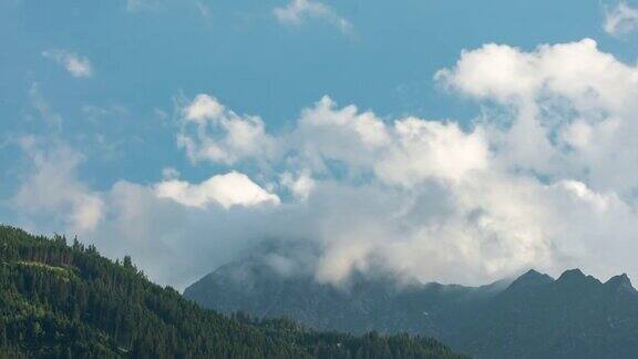 阿尔卑斯山脉的云以4k的速度流逝奥地利阿尔卑斯山脉快速移动的云