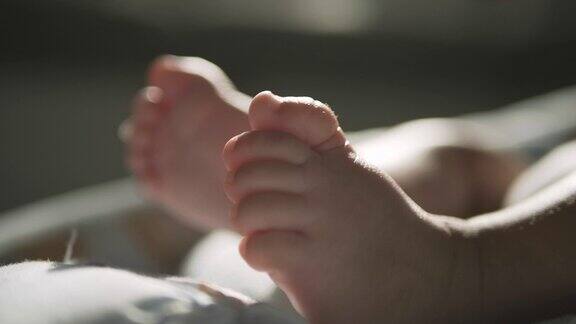 近距离特写：婴儿的脚