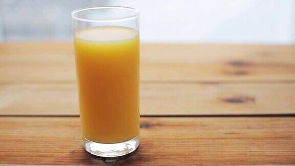 木桌上放满了橙汁
