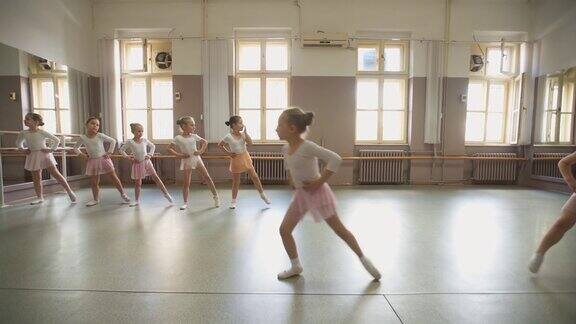 芭蕾舞课上可爱的芭蕾舞演员