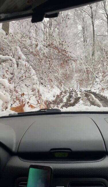 在冬季小路上驾驶越野车