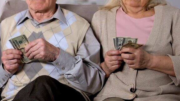 退休男女数美元特写缺钱社会问题