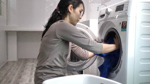 亚洲女人用洗衣机洗衣服