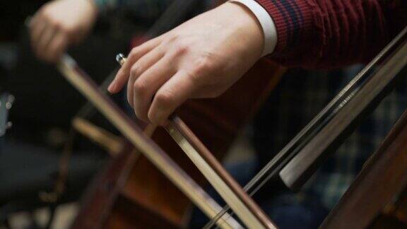 演奏小提琴的音乐家古典音乐舞台音乐学院管弦乐队