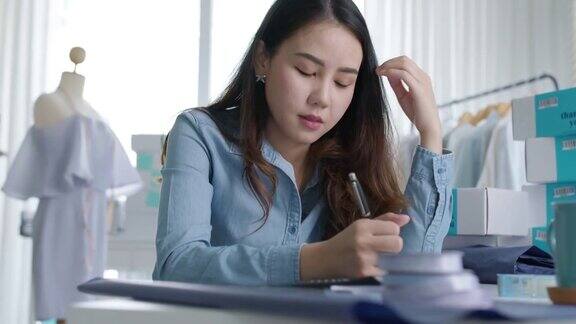 年轻有魅力的亚洲女企业主深思熟虑严重怀疑感到压力担心财务问题中小企业危机小企业挑战冲击在家里的办公室