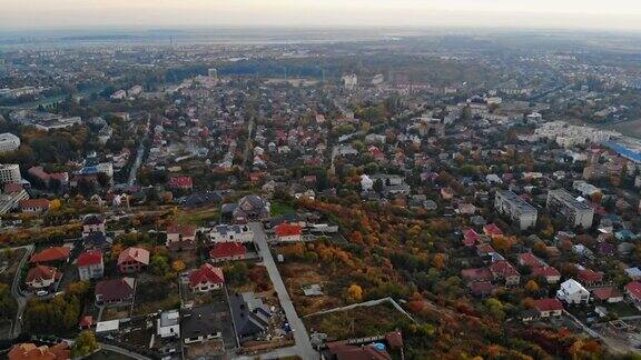住宅区的城市日落空中乡村小镇上的城市景观房屋乌乌克兰欧洲