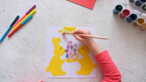 孩子用彩色的纸制作复活节兔子卡片贴花手工制作的儿童创意项目手工艺品儿童工艺品