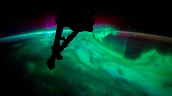 从国际空间站看到的地球与南极光的时间推移