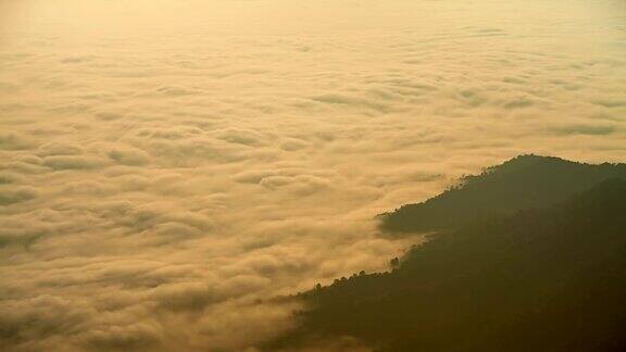 美丽的雾在山上日出