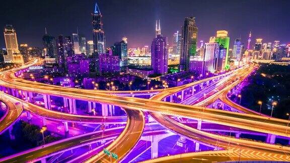 ZO照亮高架道路和繁忙的交通夜晚上海中国