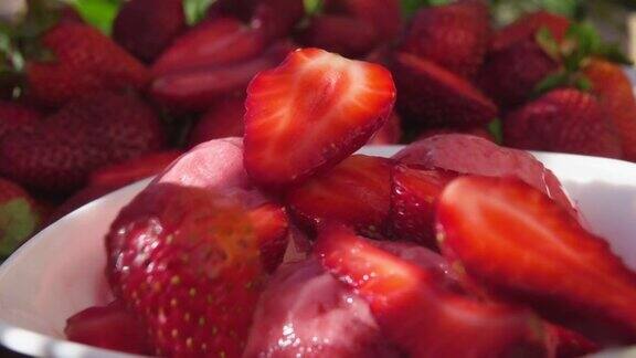 新鲜美味的草莓落在草莓冰淇淋上的特写镜头