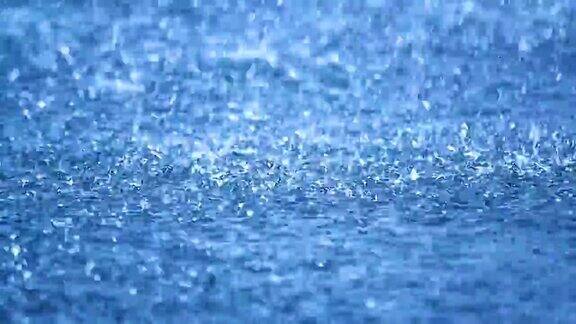 实时雨滴落在蓝色的水面自由度