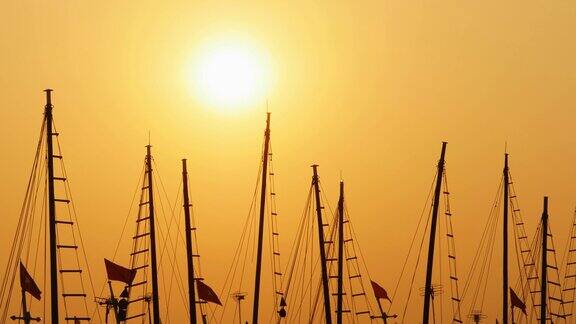 日落时的船桅越南